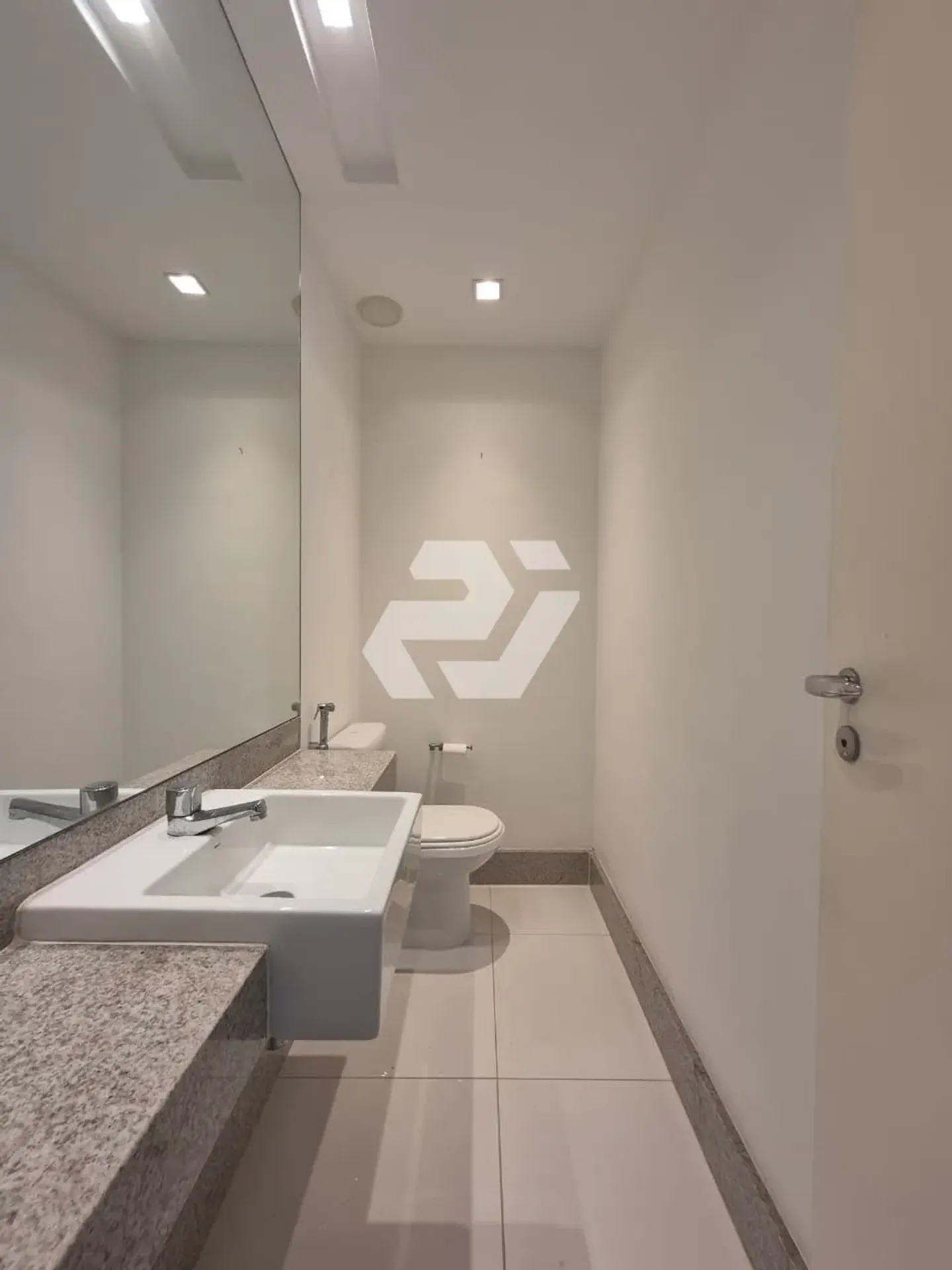 Apartment with 4 en-suite bedrooms and private garden — photo 17