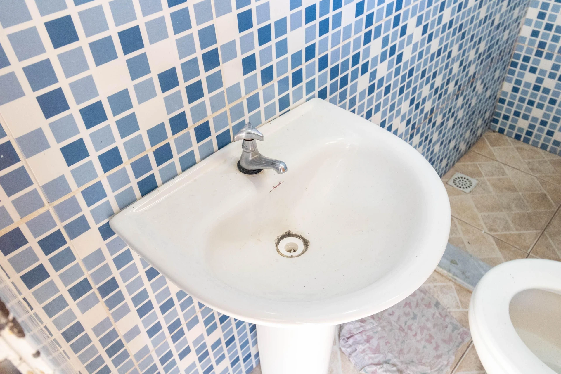 Unfurnished studio apartment with an electric shower — photo 4