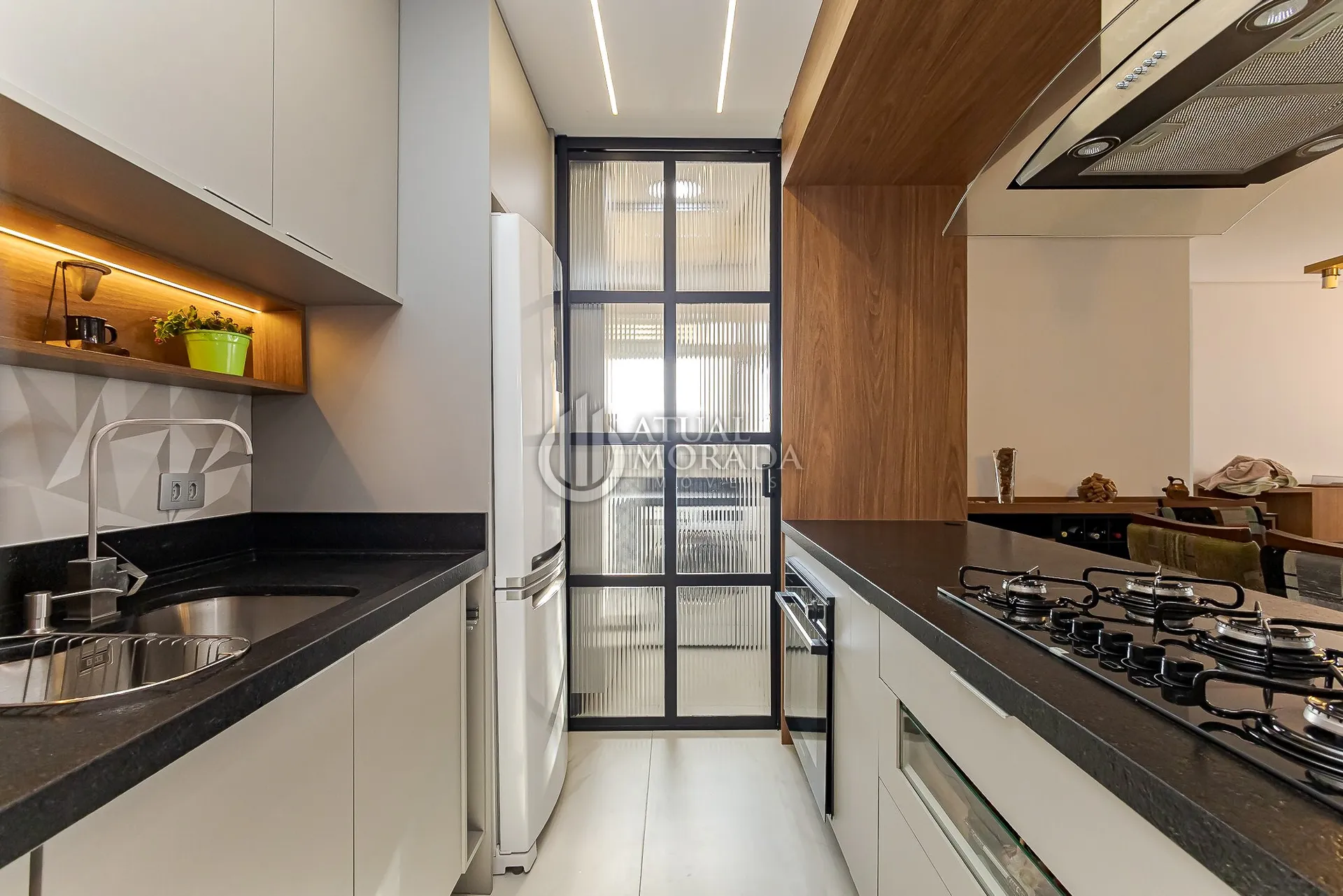 Furnished 2-bedroom apartment with open-plan kitchen — photo 4
