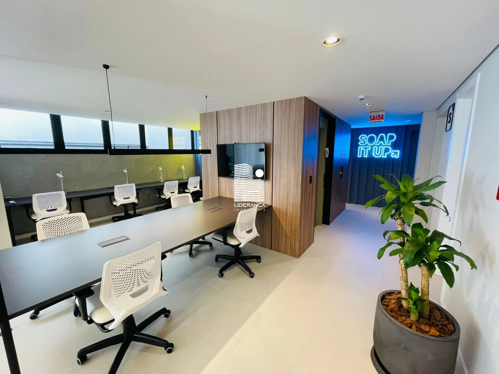 Floor-to-ceiling windows in a one-bedroom apartment, 17 m² — photo 9