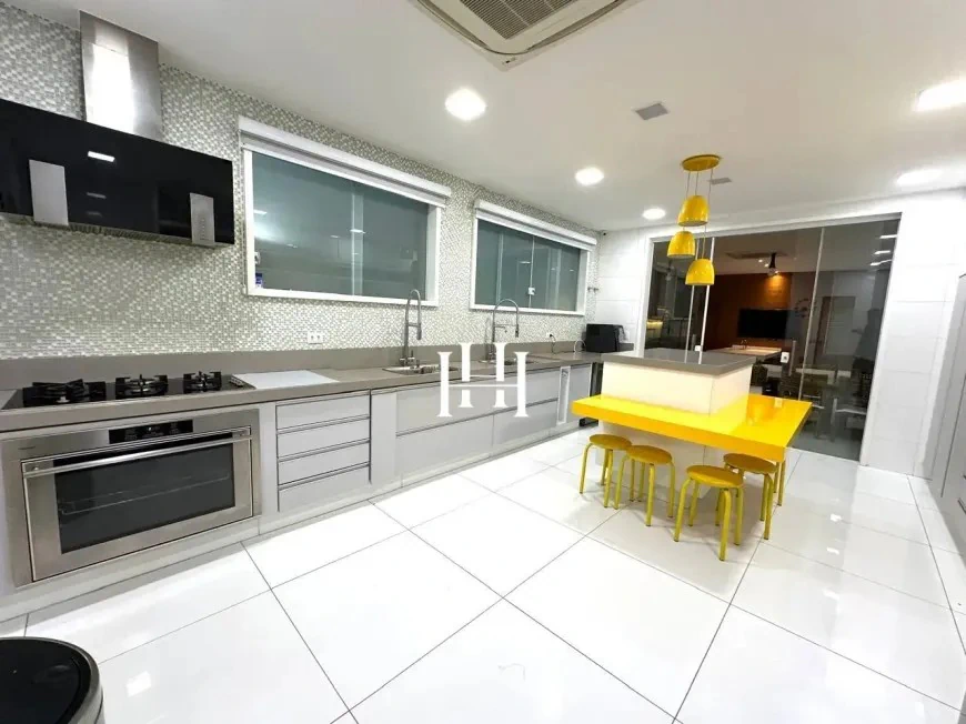 Furnished house with 7 bedrooms, 5 en-suites, 750 m² — photo 2
