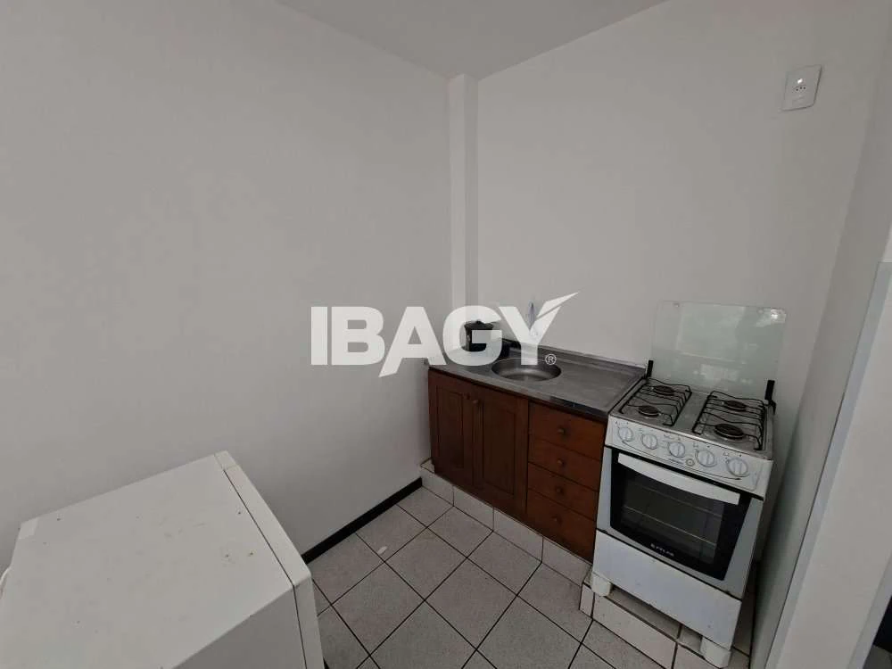 1-bedroom apartment with kitchenette and tiled bathroom — photo 2