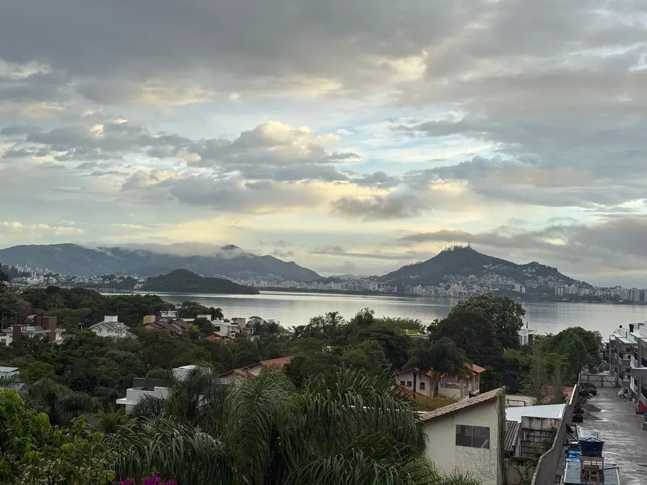 Furnished house, 263 m², with a water view — photo 33
