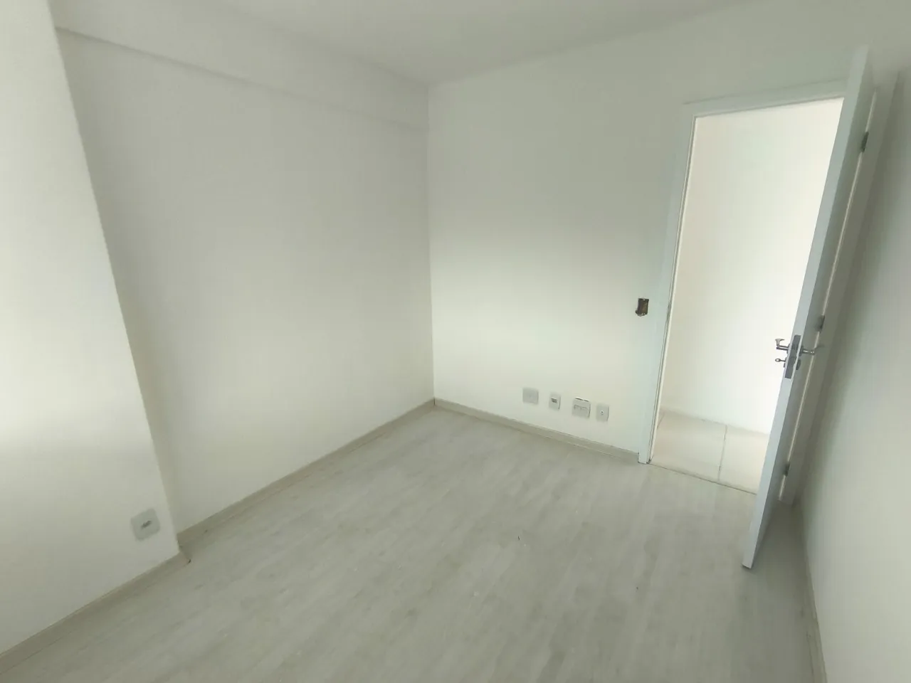 3-bedroom apartment with a closed kitchen and 2 parking spaces — photo 8