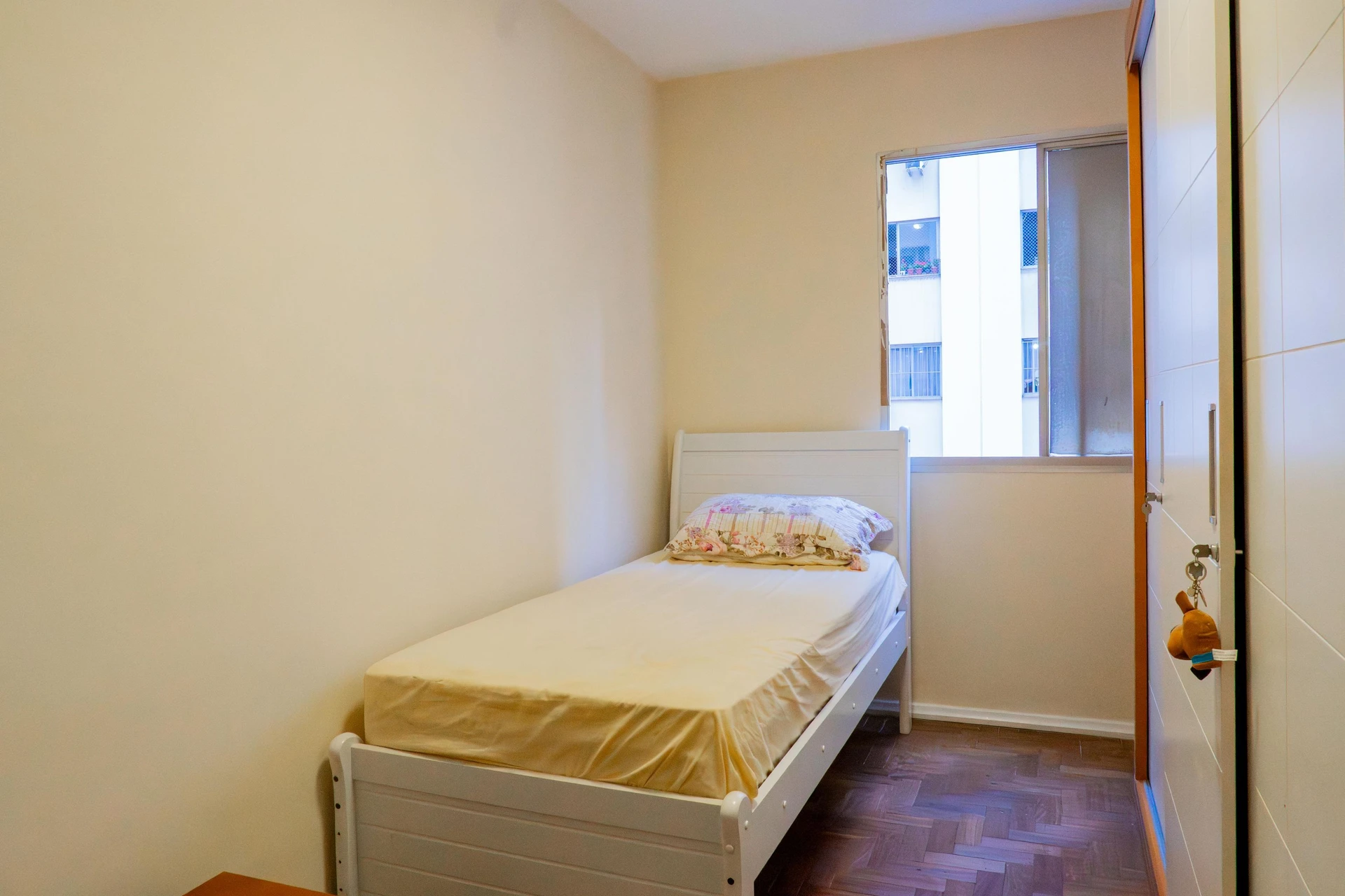 3-bedroom apartment with wood or laminate floors — photo 13