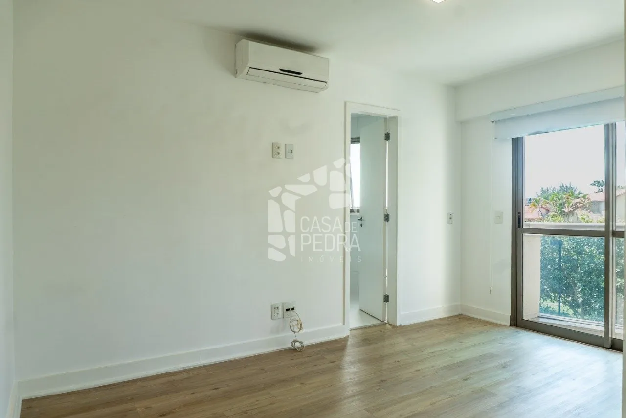 4-bedroom apartment with enclosed glass balcony — photo 19