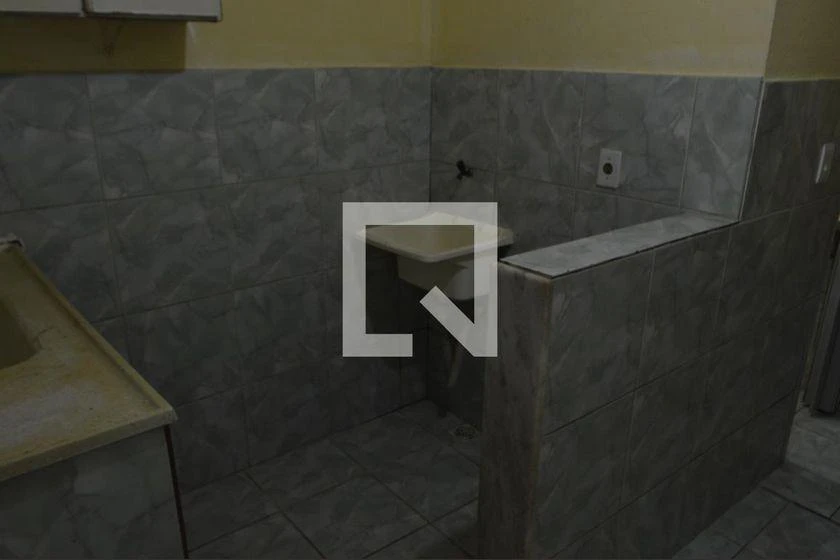 Apartamento de 1 dormitorio con cocina separada y ducha eléctrica