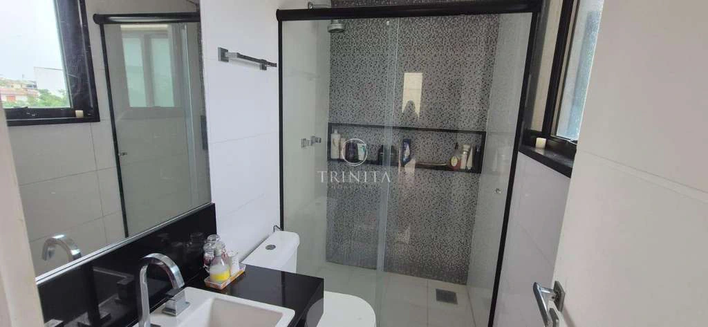 Furnished apartment with 4 en-suite bedrooms and balcony — photo 10