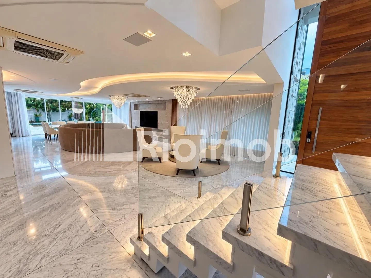 5-bedroom house with a bathtub