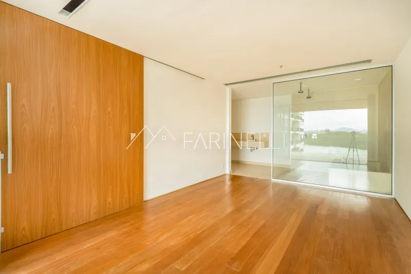Renovated apartment with a balcony and lake views — photo 9