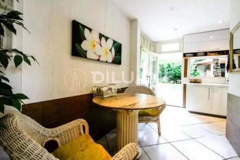 297 m² house with 6 bedrooms and 7 bathrooms — photo 10