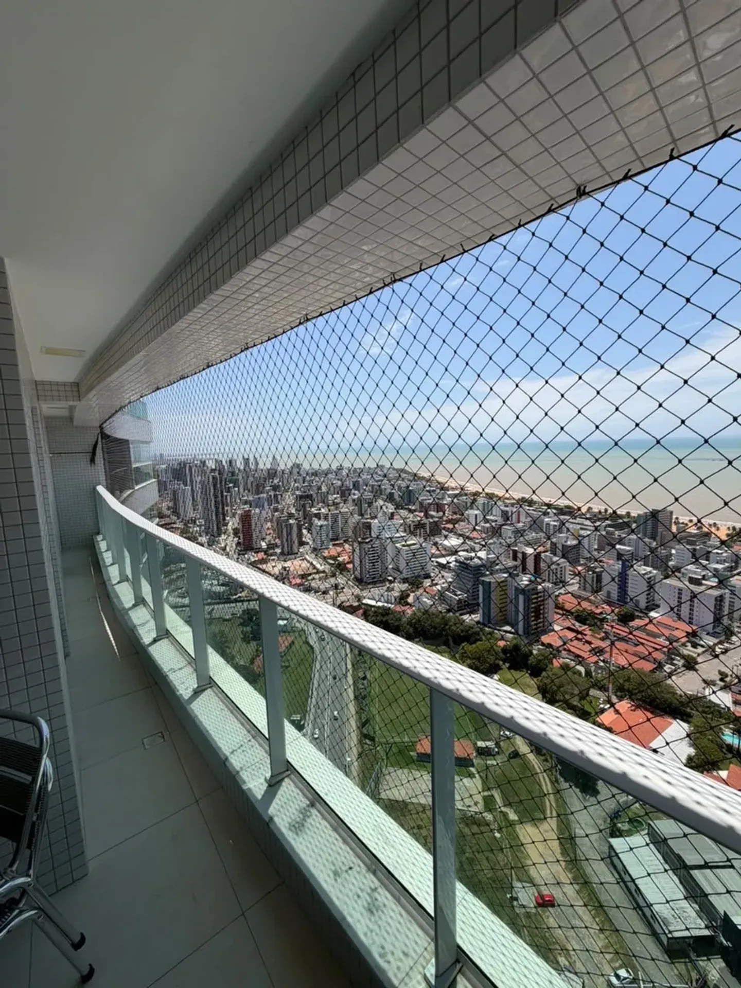 Furnished 2-bedroom apartment with city and water views — photo 3
