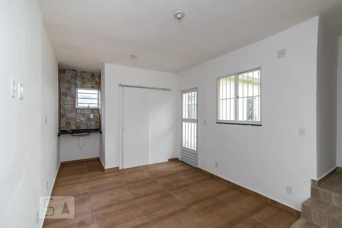 Casa com 1 quarto e varanda, 2 banheiros