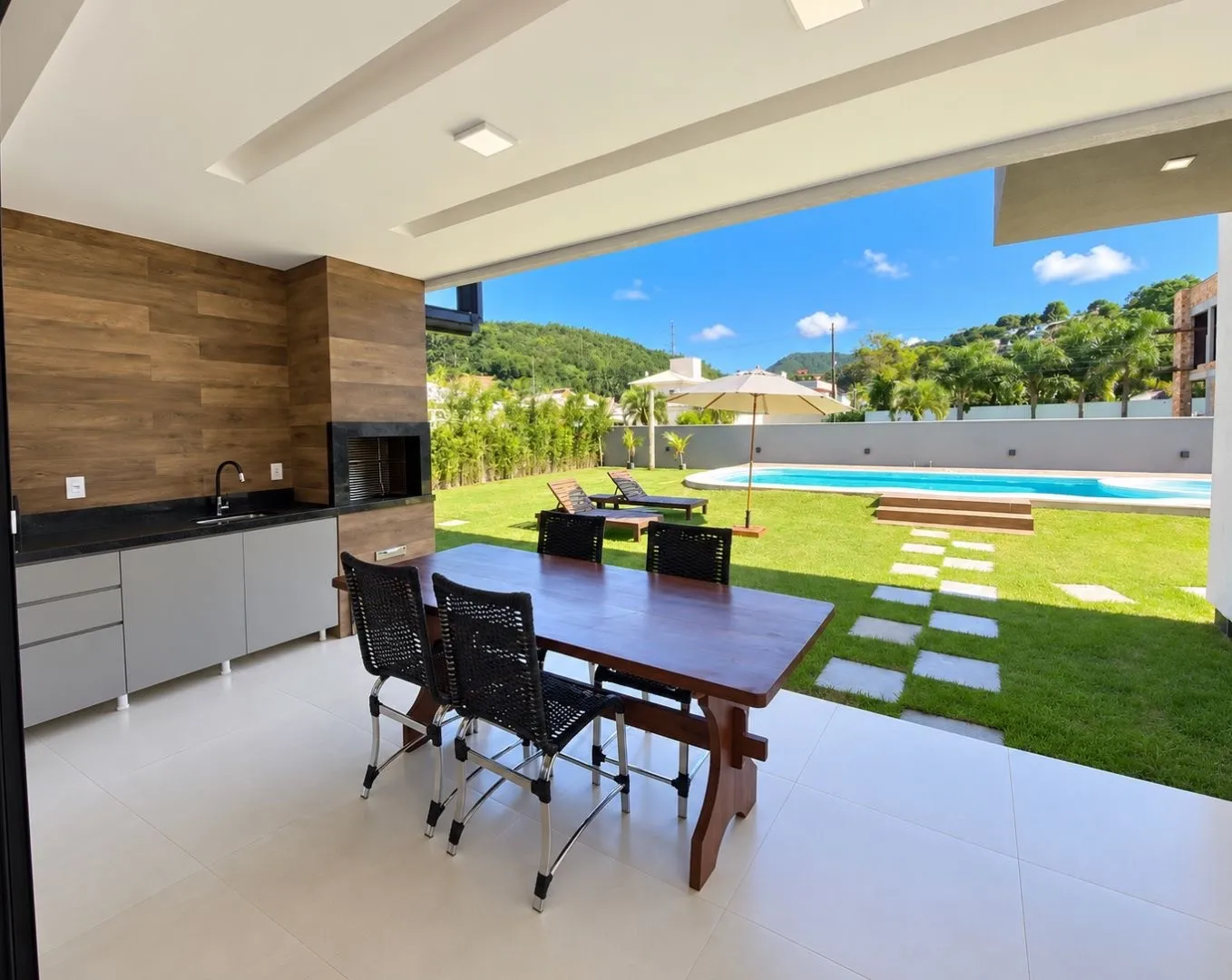 Balcony with a grill in a 3-bedroom house, 240 m²