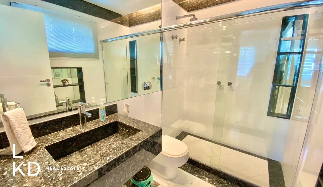Unfurnished house with 5 bedrooms and 5 bathrooms — photo 9