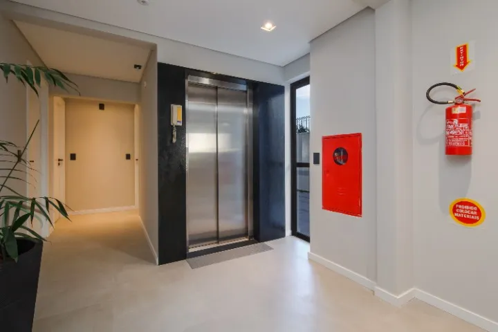 Studio mobiliado com cozinha integrada e banheiro com box — photo 8
