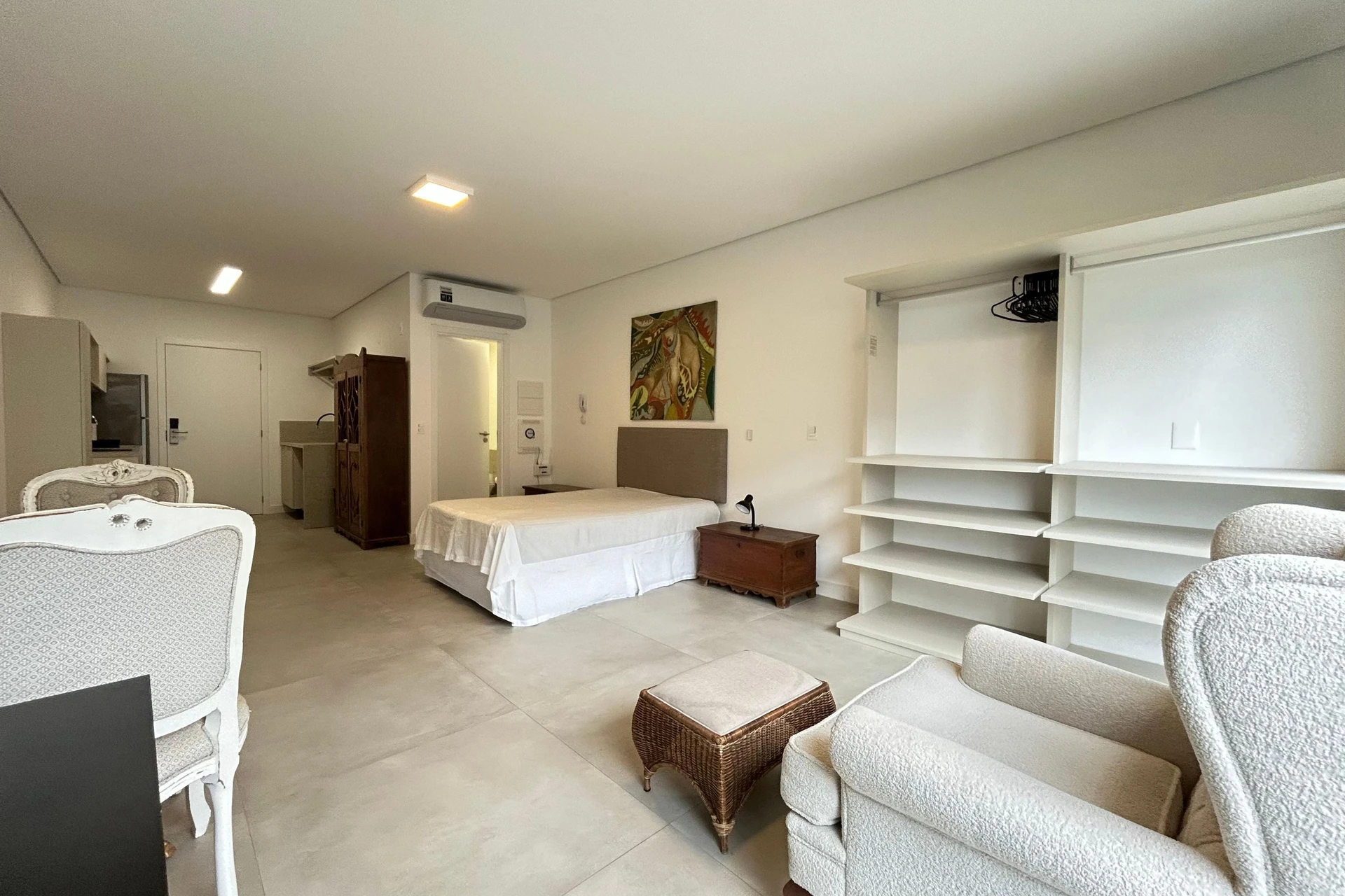 Furnished apartment, 42 m², with a glass-enclosed balcony — photo 4