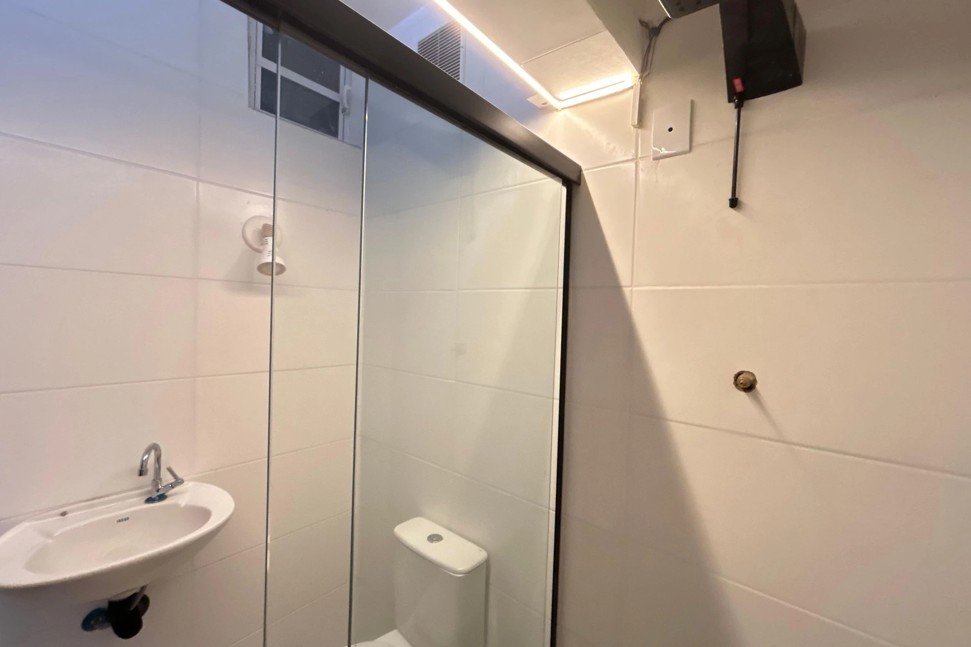 300 m² house with a jacuzzi and a bathtub — photo 35