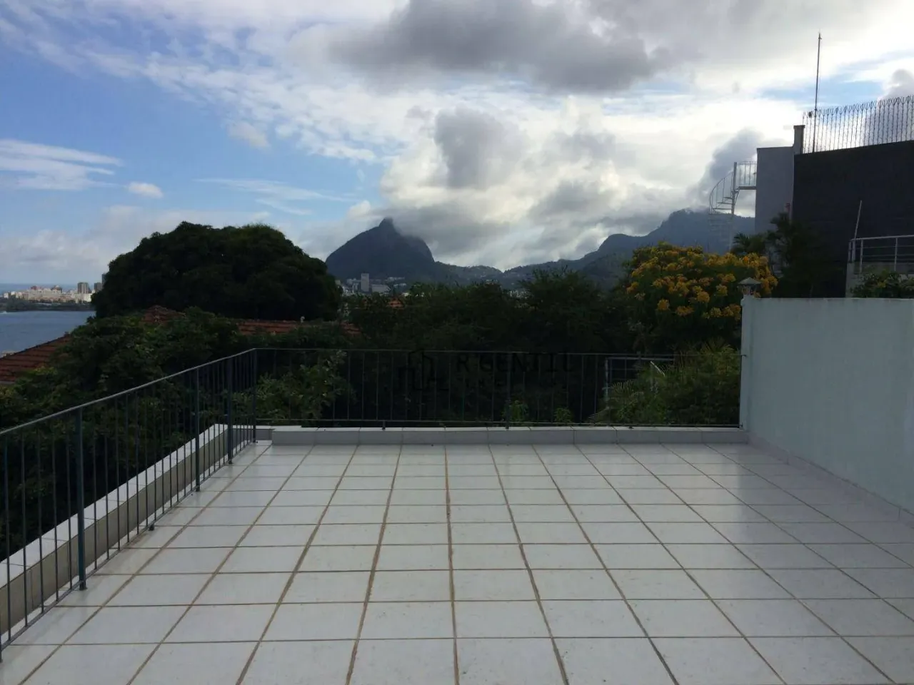 Casa para alugar com 4 dormitórios, 5 banheiros e 5 vagas — photo 2