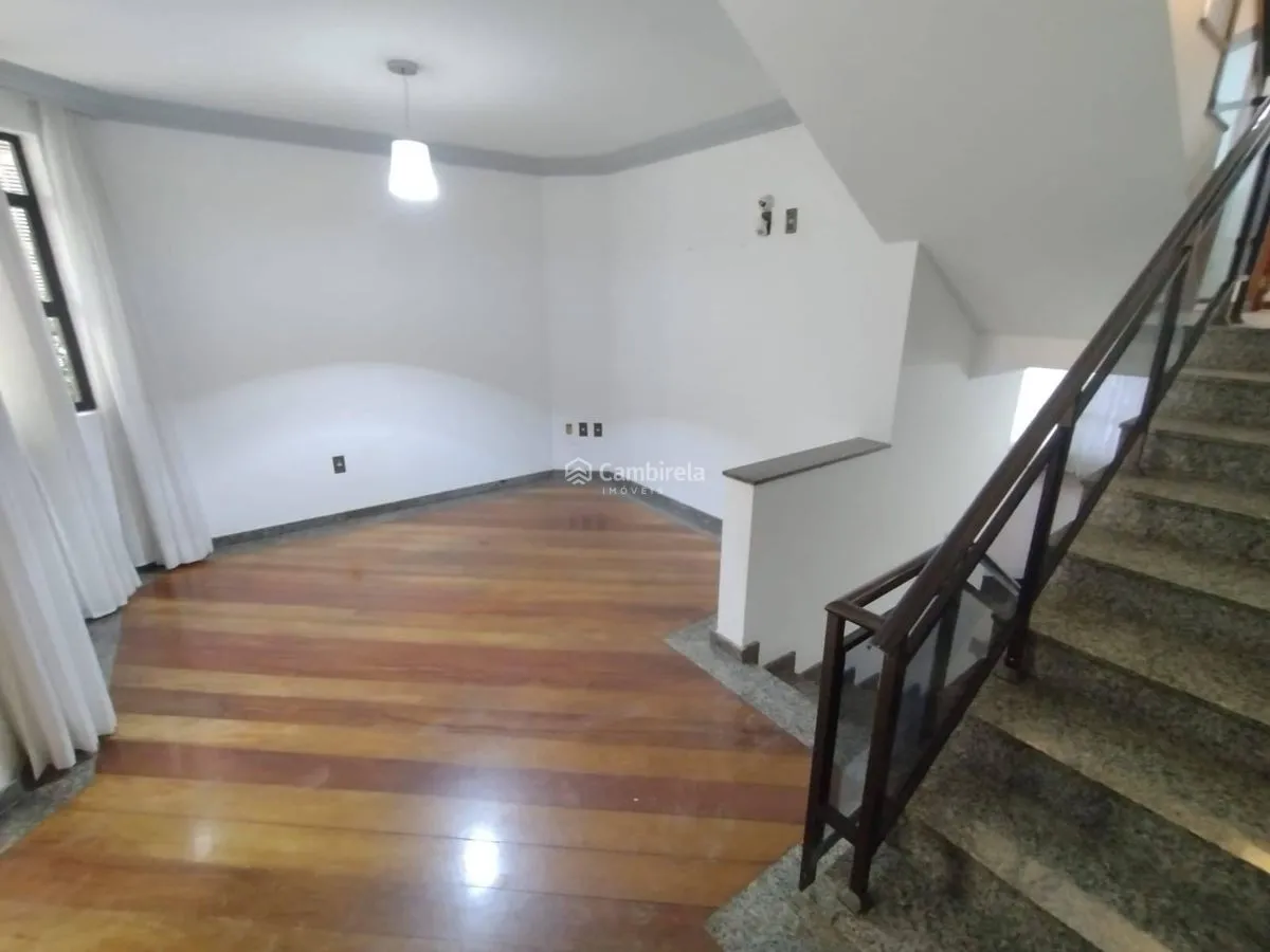 House with 4 bedrooms and 311 m² with 2 en-suites — photo 20
