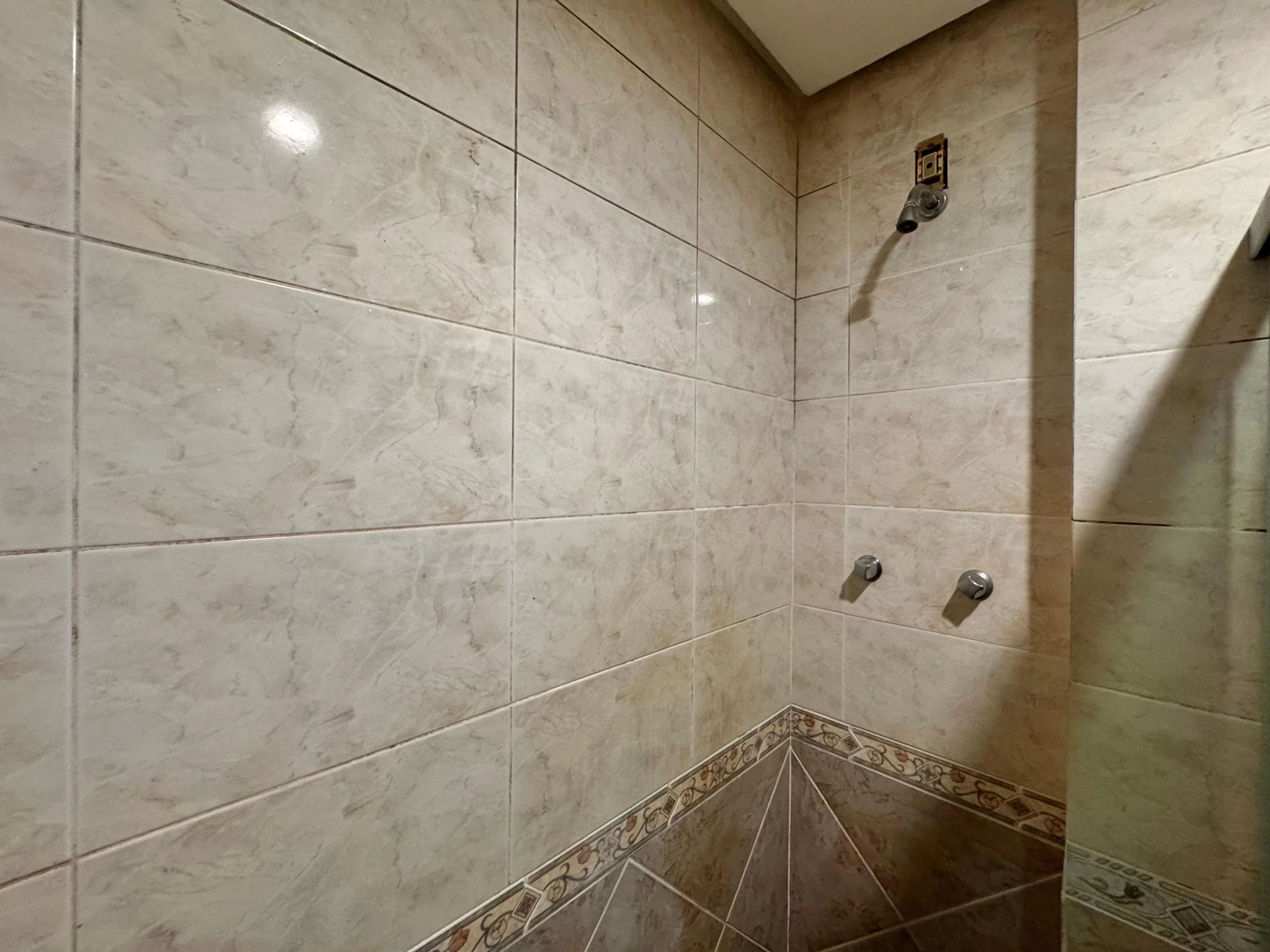 Unfurnished 3-bedroom apartment with enclosed balcony — photo 43