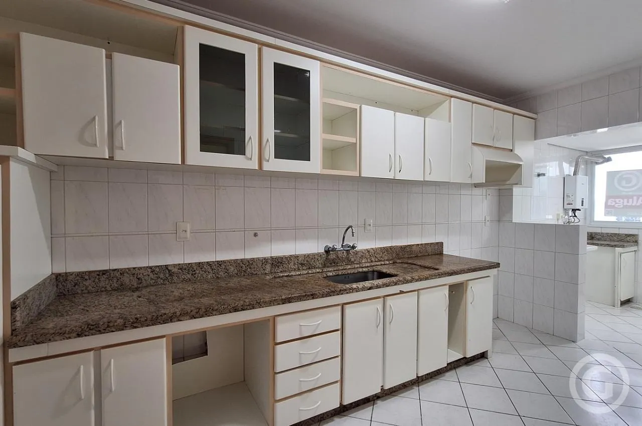 4-bedroom apartment with an enclosed balcony grill — photo 2