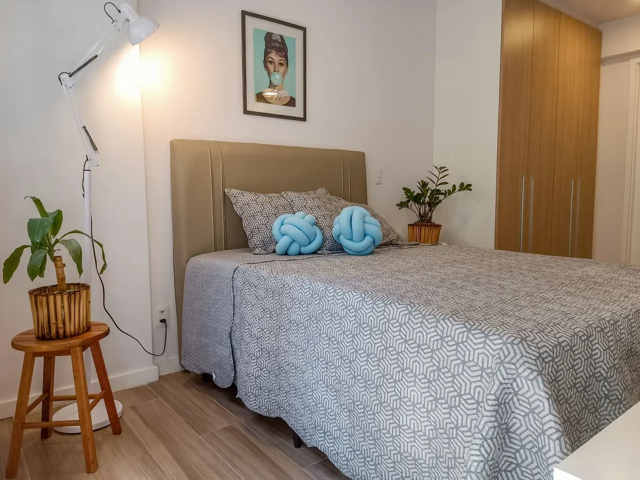 Furnished 1-bedroom apartment with open-plan kitchen — photo 7