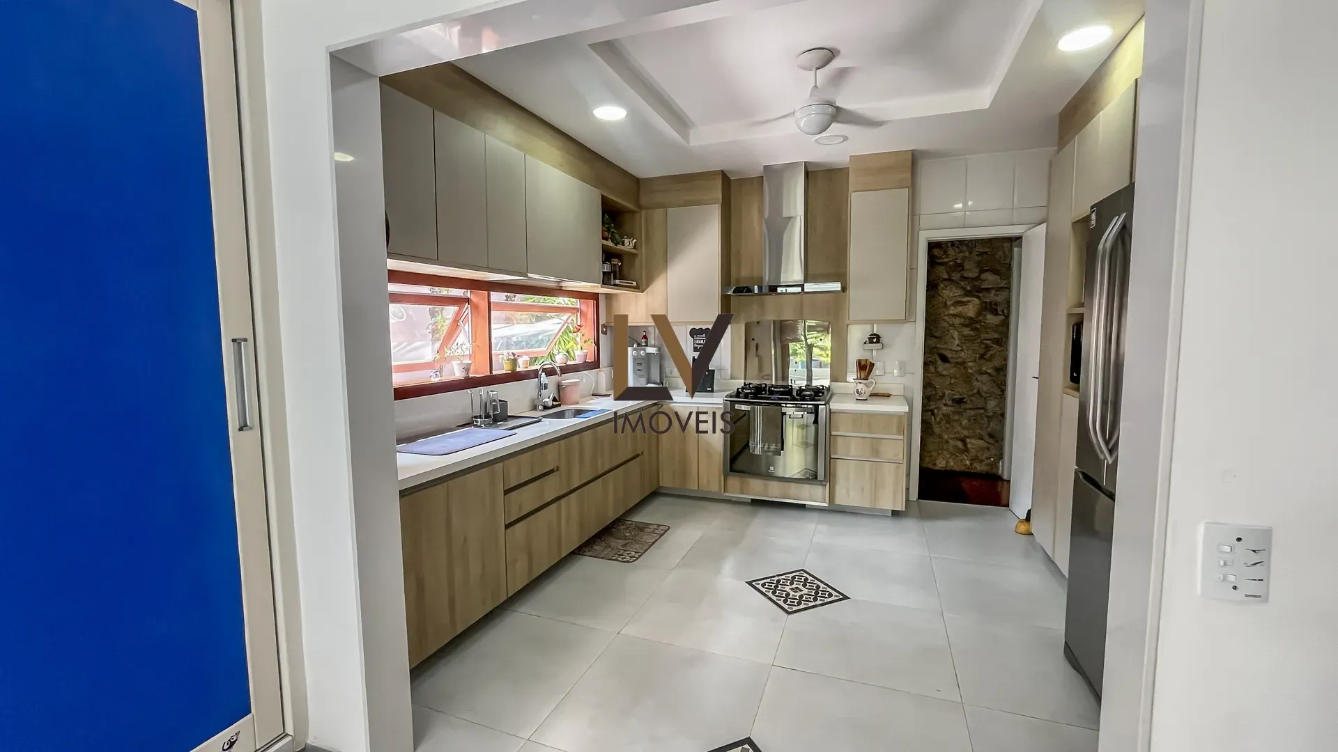 Furnished house with open-plan kitchen, 4 bedrooms and 5 baths — photo 22