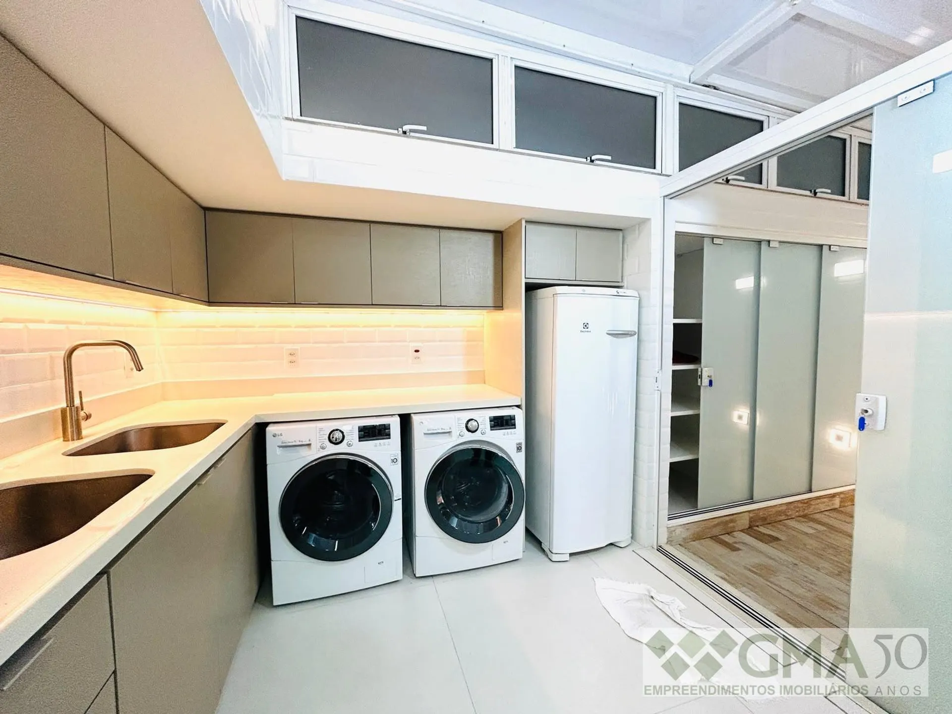 Washing machine in a 3-bedroom apartment, 130 m² — photo 17