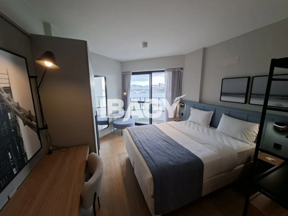 Studio with a glassed-in balcony and open-plan kitchen — photo 109