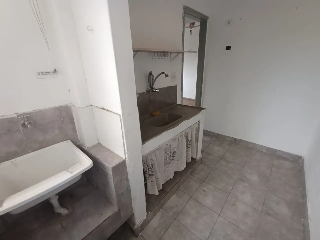 One-bedroom apartment with wood or laminate floors — photo 15