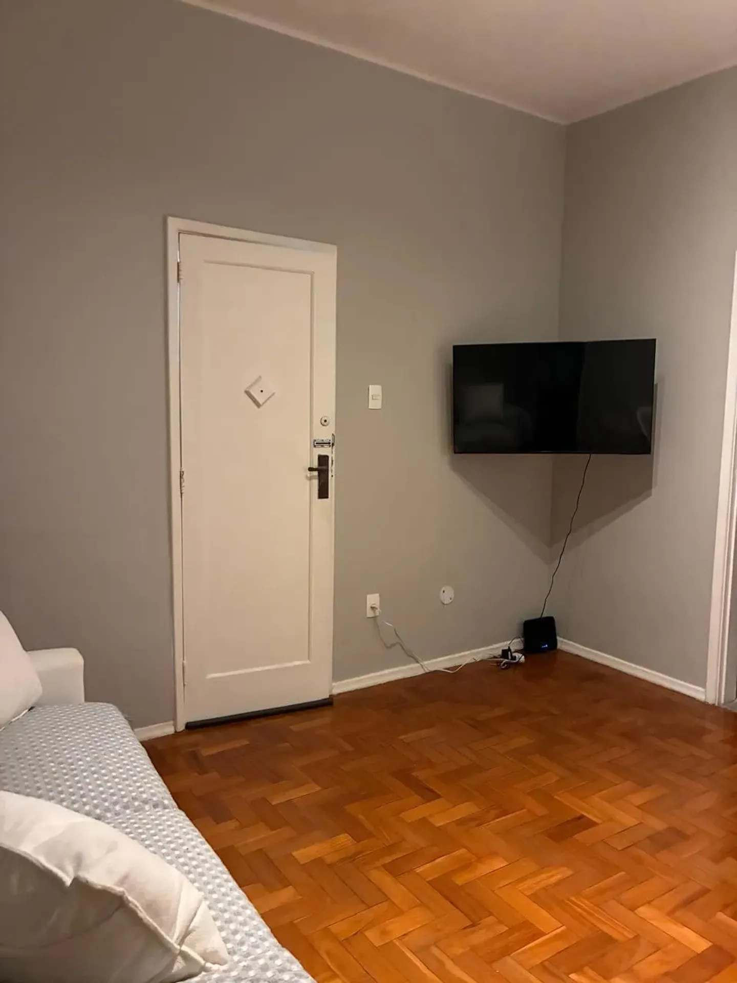 One-bedroom apartment with a washing machine — photo 16