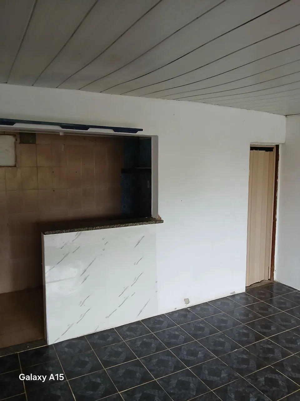 Unfurnished studio with 1 bedroom and a compact kitchenette — photo 2