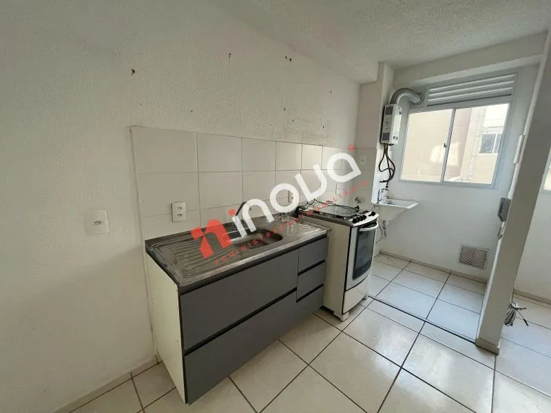 Apartamento de 2 quartos em condomínio com piscina