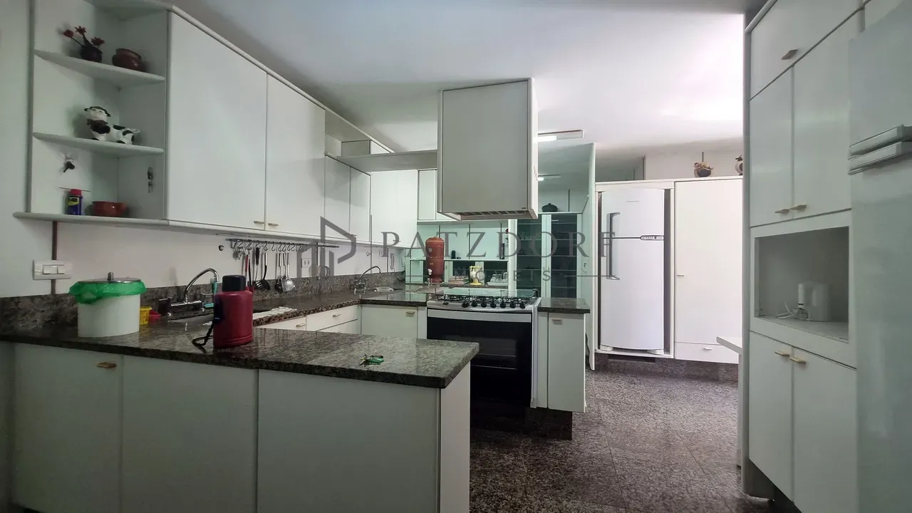 270 m² apartment with 4 bedrooms and a closed kitchen