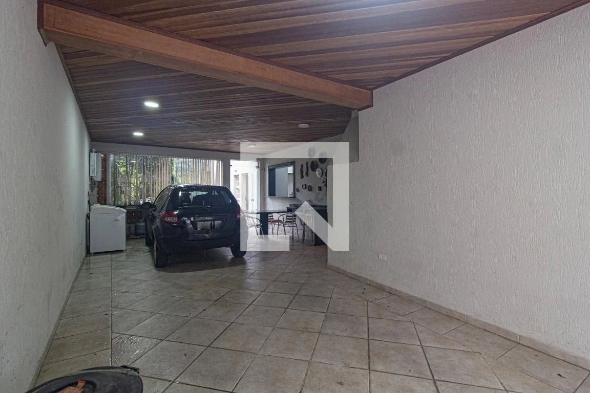 3-bedroom house with a walk-in closet in Curitiba — photo 6