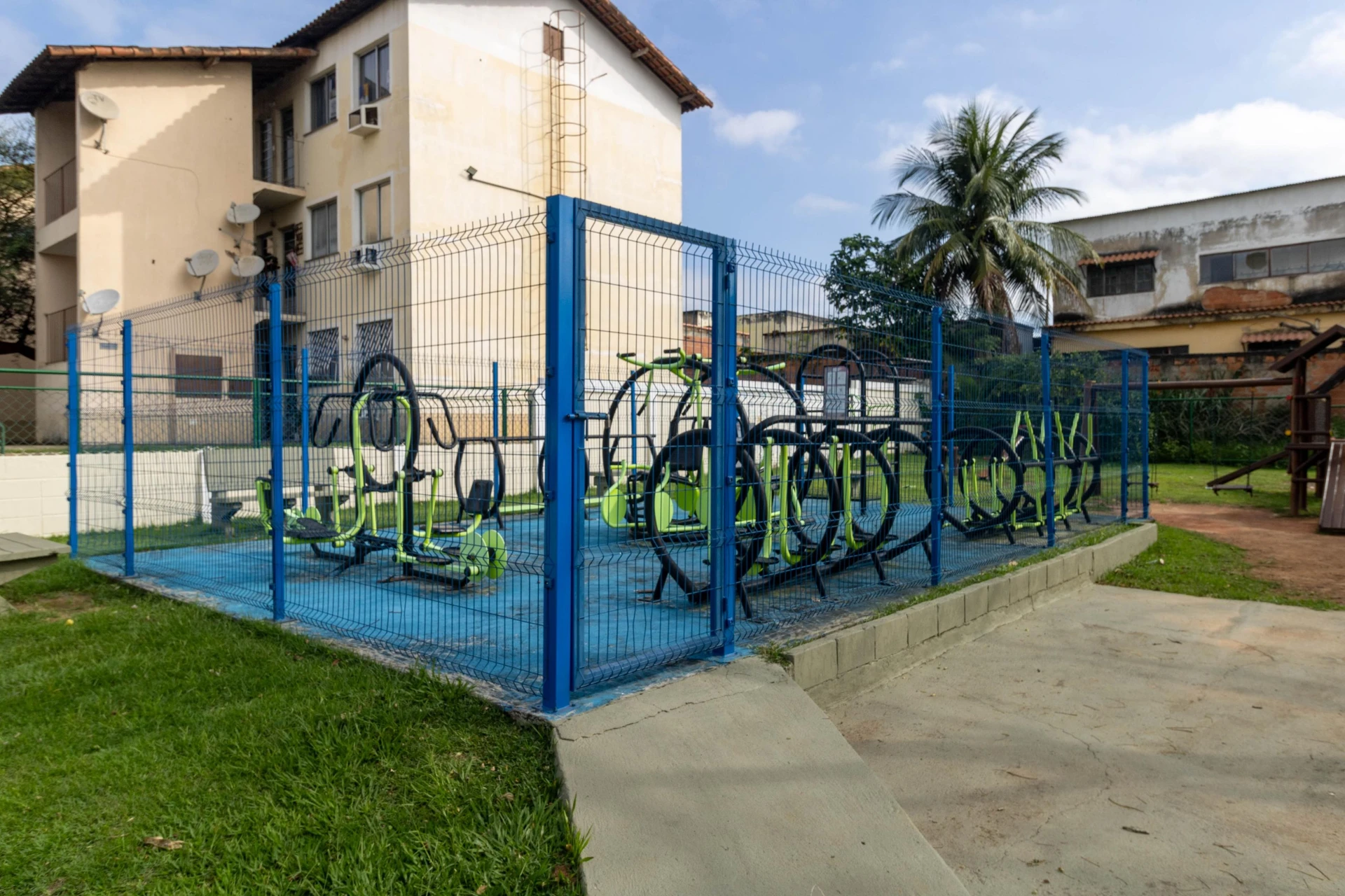 2-bedroom apartment in a building with a gym — photo 3
