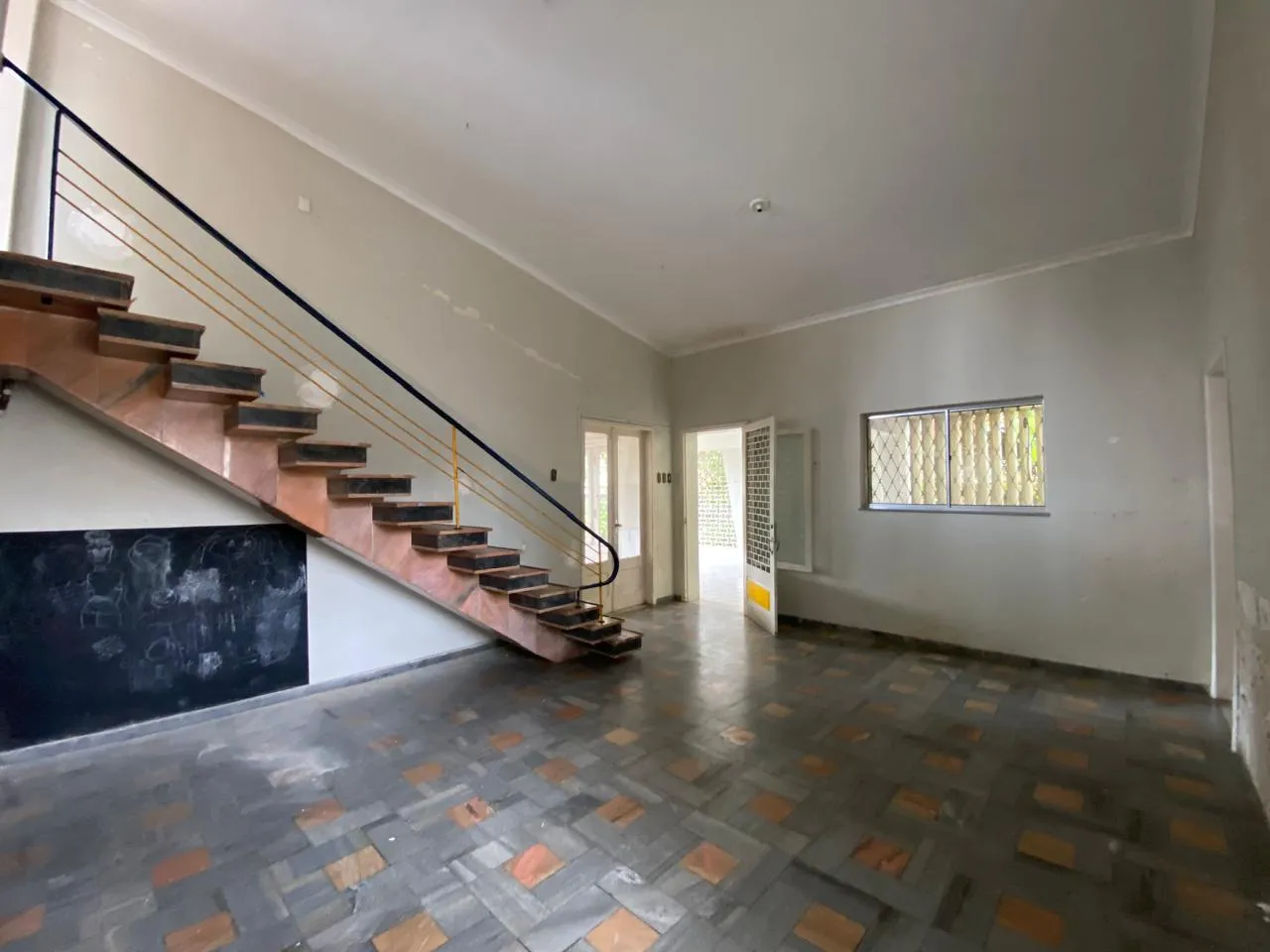 Unfurnished house with 5 bedrooms and 621 m² — photo 8