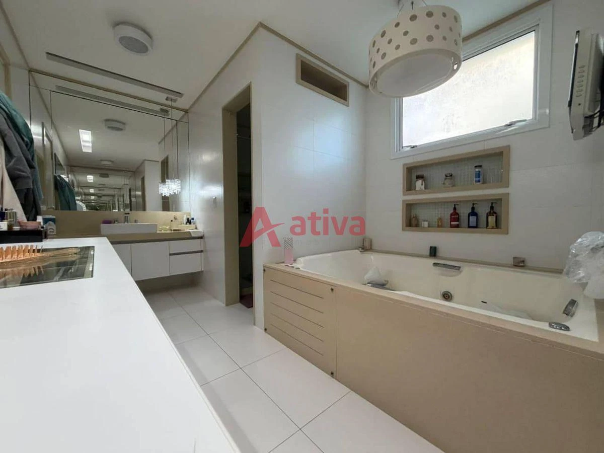 4-bedroom apartment with a glass-enclosed balcony — photo 12