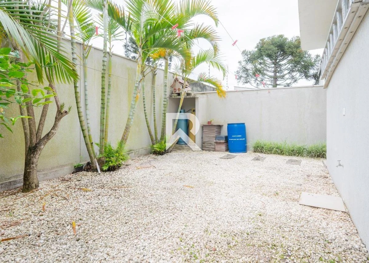 250 m² house with a walk-in closet and a bathtub — photo 16