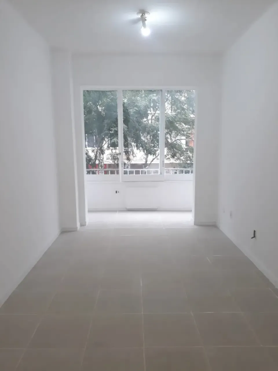 1-bedroom apartment with balcony, tiled throughout — photo 3