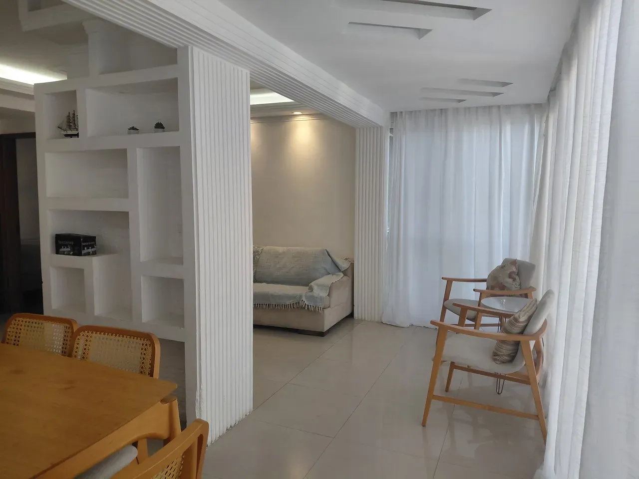Furnished 3-bedroom apartment with glass balcony — photo 4