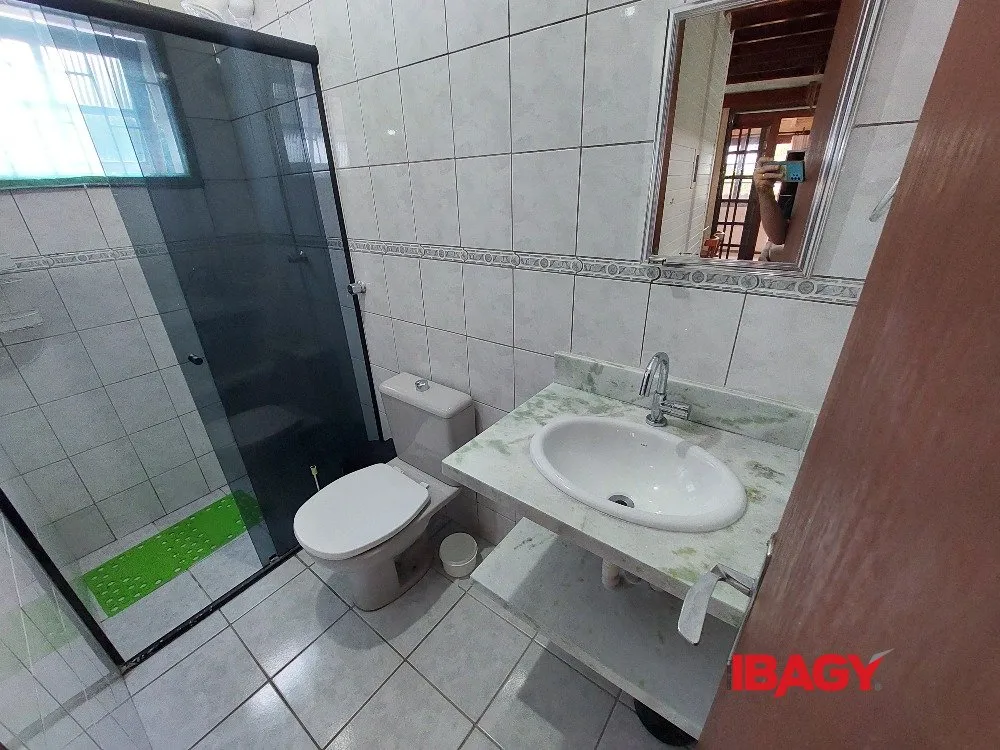 2-bedroom house with a mountain view in Florianópolis — photo 8
