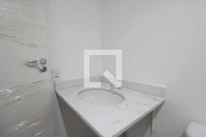 2-bedroom apartment in a building with a gym — photo 2
