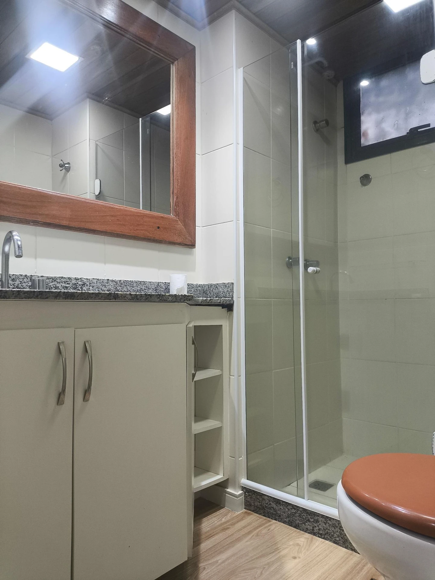 Apartamento mobiliado com 2 quartos e banheiro privativo — photo 12