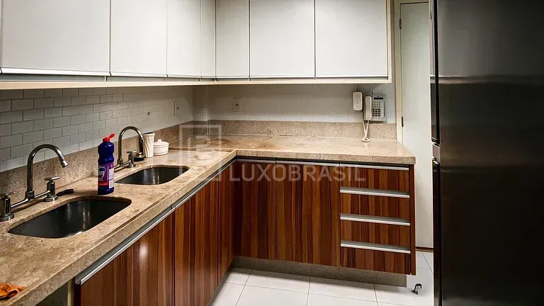 2-bedroom apartment in a building with a gym — photo 2