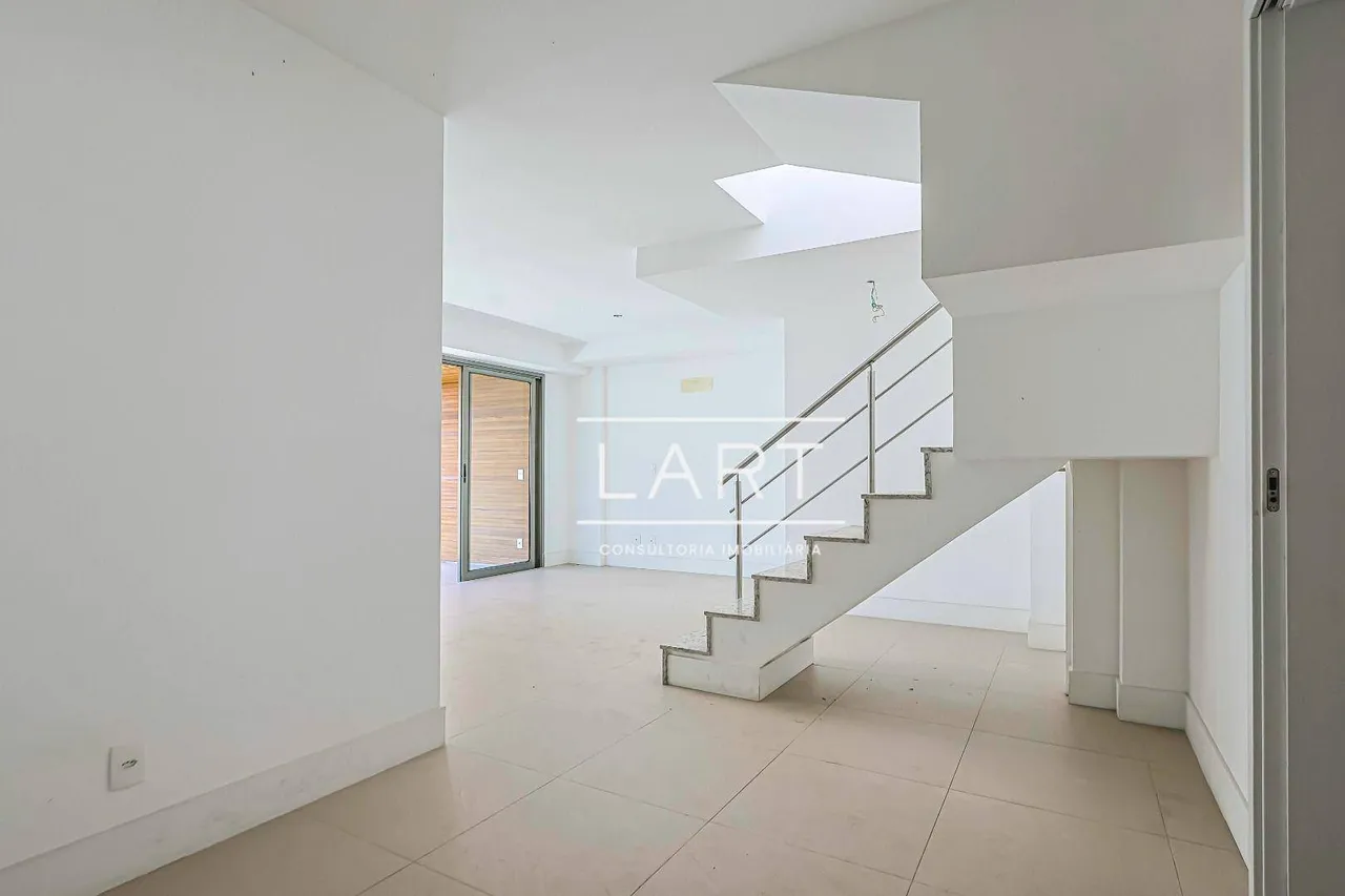 Top-floor apartment with 3 bedrooms and 2 bathrooms — photo 13