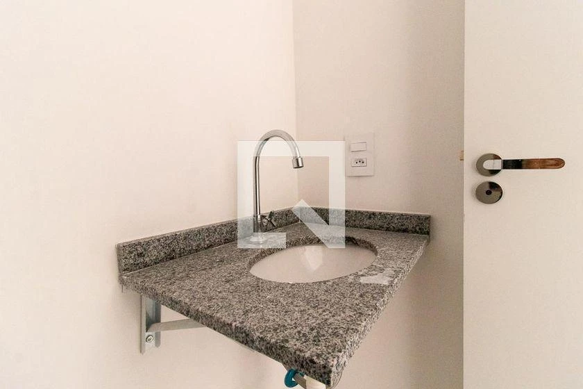 One-bedroom apartment in a building with a gym — photo 13