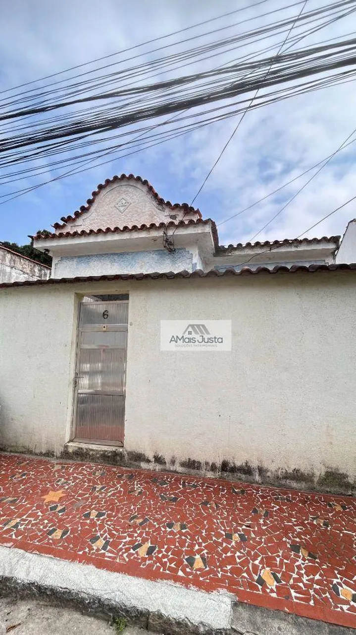 Studio kitnet with a separate kitchen and parking