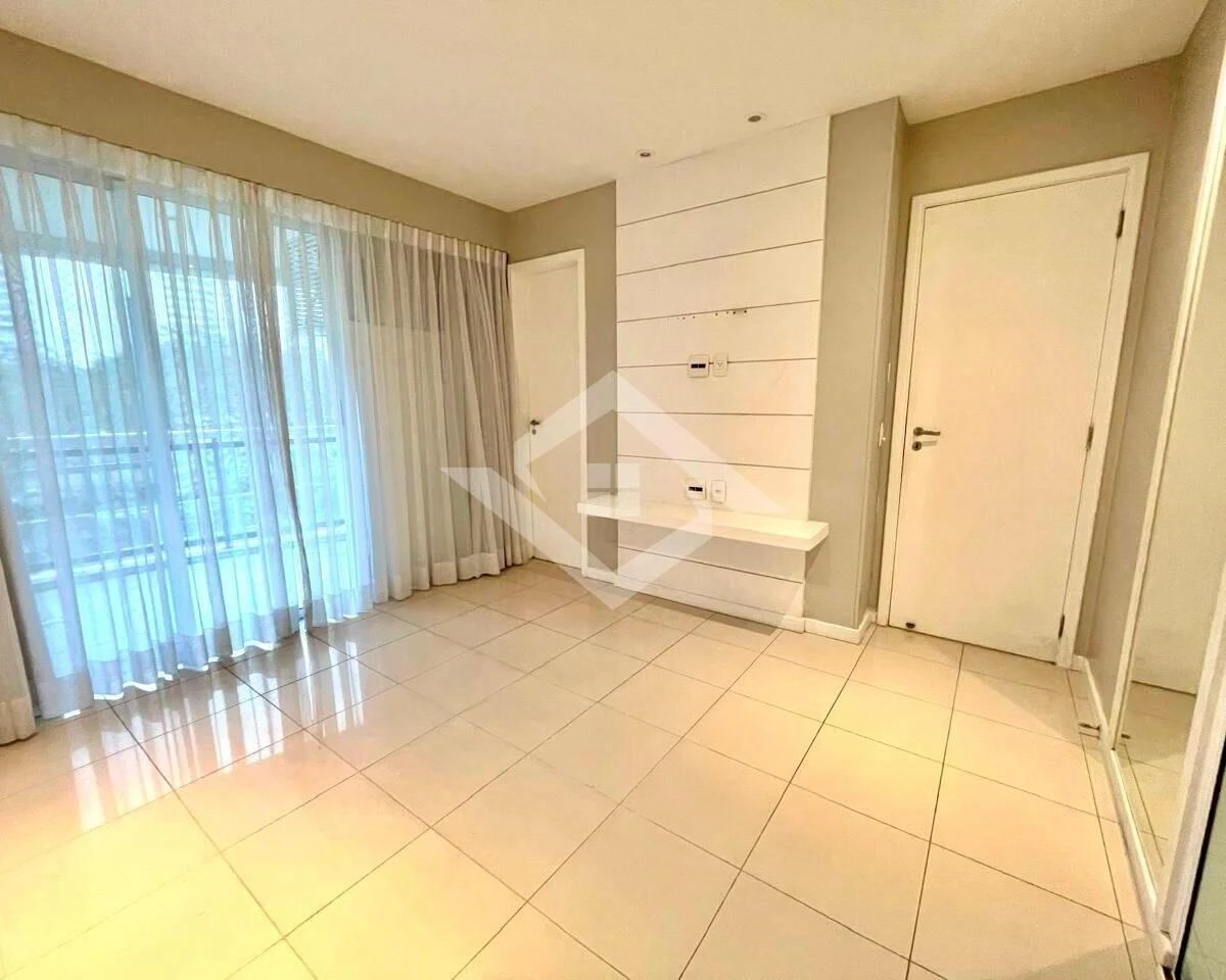 Walk-in closet in a 2-bedroom apartment, 99 m²